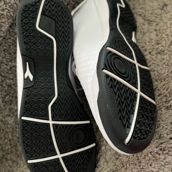 NEW DIADORA WOMEN’S INDOOR SOCCER SHOES; NARROW FIT SZE:7 US but fits smaller - Picture 4 of 5